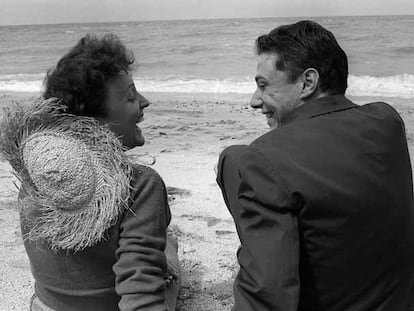 Edith Piaf y Georges Moustaki en la playa de Deauville, en julio de 1958.