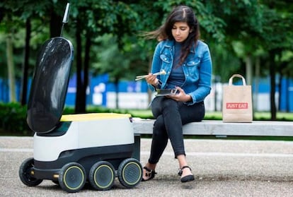 Una usuaria del servicio de entregas con robot de Just Eat.