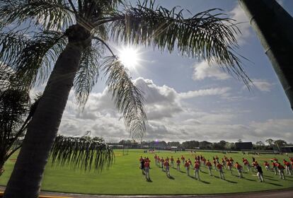 Los Baltimore Orioles ejercitándose en el campo en un entrenamiento de béisbol del equipo en Sarasota, Florida.