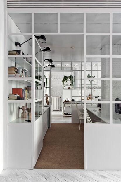 El despacho es una gran caja que recibe toda la luz exterior 
y a la vez se comunica con 
el salón y la cocina. 
