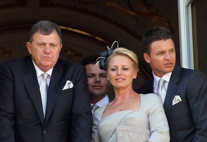 Los familiares de Charlene Wittstock en el balcón de palacio: su padre, Michael Kenneth Wittstock, su madre, Lynette Humberstone y sus hermanos, Sean y Gareth.