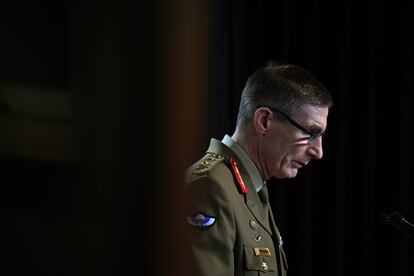 El jefe de las Fuerzas de Defensa australianas, Angus Campbell, este jueves en rueda de prensa en Camberra.