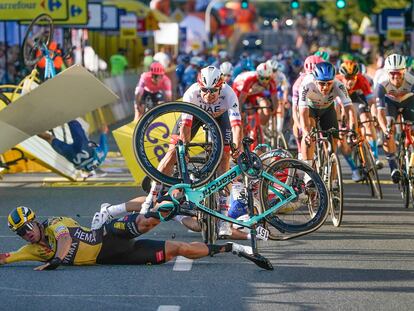 Groenewegen, de amarillo, en el suelo, tras provocar la caída en el final de etapa del miércoles en la Vuelta a Polonia.