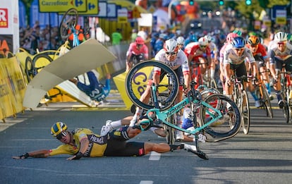 Dylan Groenewegen en el suelo tras provocar una brutal caída en el Tour de Polonia el pasado 5 de agosto.