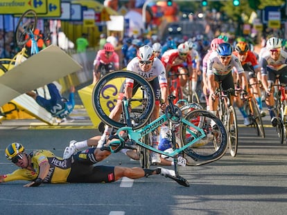 Groenewegen, de amarillo, en el suelo, tras provocar la caída en el final de etapa del miércoles en la Vuelta a Polonia.