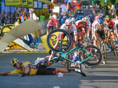 Dylan Groenewegen en el suelo tras provocar una brutal caída en el Tour de Polonia el pasado 5 de agosto.