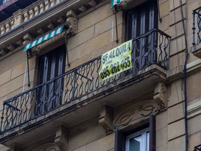 Un piso en el centro de San Sebastián anuncia este miércoles que está en alquiler.