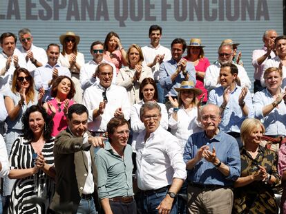 El líder del PP, Alberto Núñez Feijóo (tercero por la derecha), junto al alcalde de Madrid, José Luis Martínez Almeida y el presidente de la Junta de Andalucía, Juan Manuel Moreno, entre otros dirigentes del partido, este domingo en Málaga.
