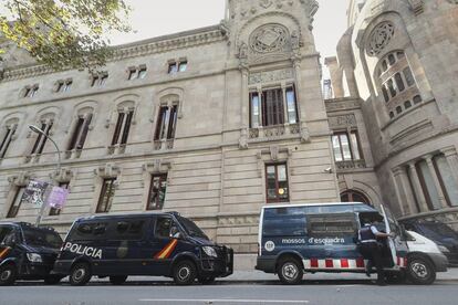 Furgones de Polic&iacute;a y Mossos d&#039;Esquadra ante la sede del Tribunal Superior de Catalu&ntilde;a.