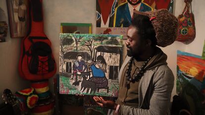 Jonas Dongmo, líder del colectivo artístico de migrantes Shu-Mom Art, en su casa en Tánger, este mes de marzo.