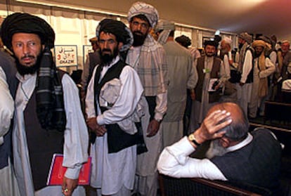 Delegados de la Loya Jirga esperan para elegir al nuevo presidente de Afganistán.