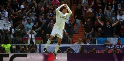 Cristiano celebra su gol de falta al Eibar.