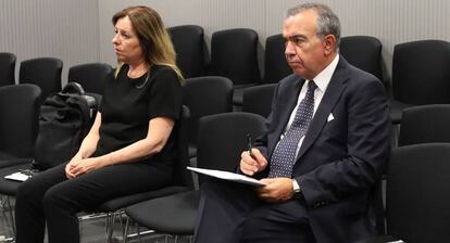 Roberto López Abad y María Dolores Amorós, ex directores generales de la Caja de Ahorros del Mediterráneo (CAM), este miércoles.
