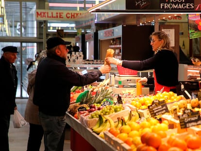 Varias personas sin mascarilla, este lunes en un mercado de Biarritz (Francia).