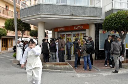 Puerta del supermercado en el que empezó el apuñalamiento de una decena de personas en Ibiza.