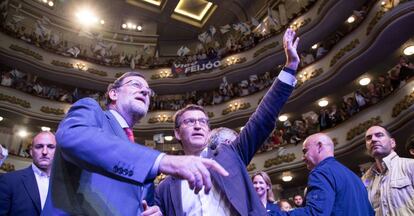 Mariano Rajoy y Alberto Nuñez Feijóo durante el acto de cierre de la campaña en Vigo.