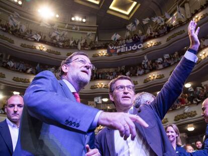 Mariano Rajoy y Alberto Nuñez Feijóo durante el acto de cierre de la campaña en Vigo.