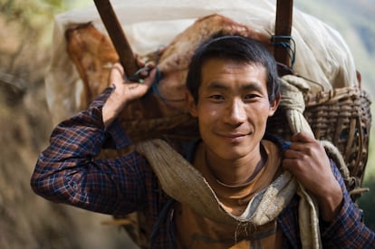 Retrato de un porteador en la región de Khumbu, en Nepal. La investigación versa sobre cómo afecta el calentamiento global a esta zona del mundo, conocida como 'tercer polo' porque es la que alberga mayor cantidad de masa de hielo después de la Antártida y el Ártico. Las conclusiones son preocupantes: parte de los depósitos de hielo del 'tercer polo' se derretirán incluso cumpliendo los Acuerdos del Clima de París de 2015 de no sobrepasar en 2 ºC la temperatura media global.