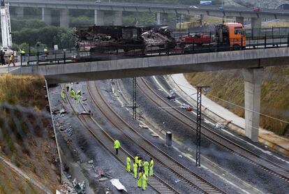 Un camión retira el vagón que se quemo tras el accidente, 26 de julio de 2013.