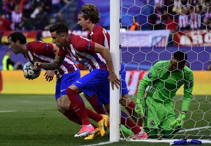 Saúl Niguez (segundo por la izquierda) celebra su gol frente al Real Madrid.