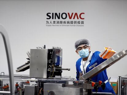 Un trabajador en una planta de Sinovac Biotech en Beijing (China), en 2020.
