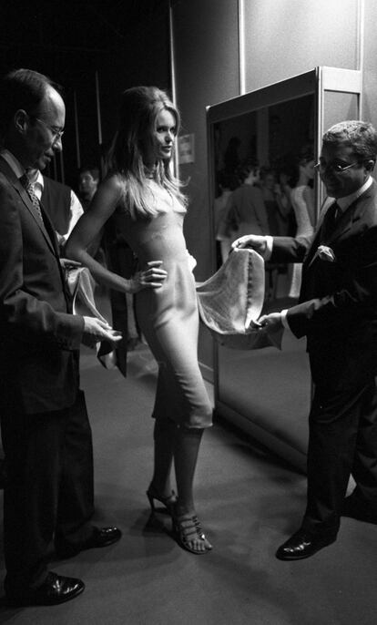 Los diseñadores de Victorio & Lucchino preparan uno de los vestidos que lució la 'top model' Elle Macpherson para su desfile de 1995.