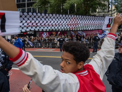 Grupos opositores protestan en apoyo de Palestina e Israel cerca del consulado israelí el 8 de octubre de 2023 en Nueva York.