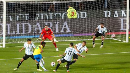 Vinicius Jr. shoots in front of Emi Martínez and the Argentine defense in November 2021.