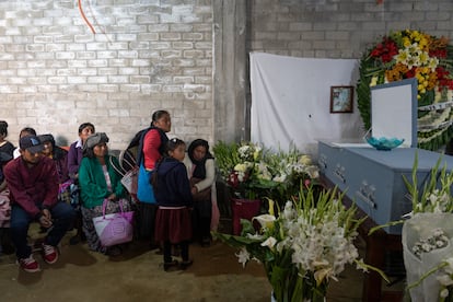 Velorio de Abimael Jiménez, de 16 años de edad, en el templo de Tepuxtepec Mixes, Oaxaca