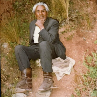 El fundador del indianismo, Fausto Reinaga, en la década de 1950 en el jardín de su casa en Aranjuez, a las afueras de la ciudad de La Paz.
