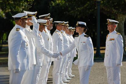 La princesa Leonor saluda durante una ceremonias en la Escuela Naval Militar de Marín, este jueves.