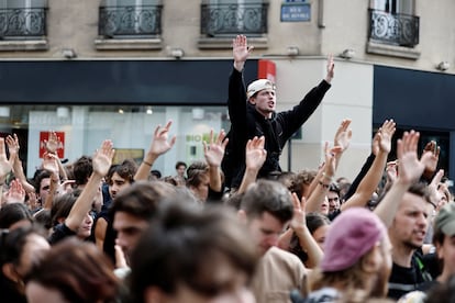 Varios manifestantes del movimiento 'Bloqueemos todo' en París. 