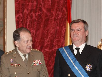 El ex JEMAD Félix Sanz (izquierda), y el almirante general Francisco Torrente.