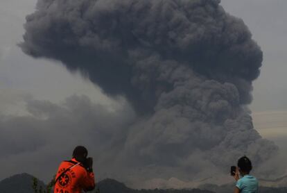 Una miembro de rescate toma imgenes de la aldea de Panataran en Blitar de la erupcin del Monte Kelud en la provincia de Java Oriental de Indonesia.