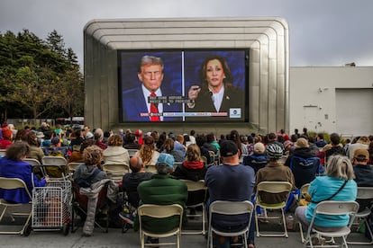 Decenas de personas se reúnen en el Museo de Arte de Berkeley y el Archivo de Cine del Pacífico para ver el debate. 