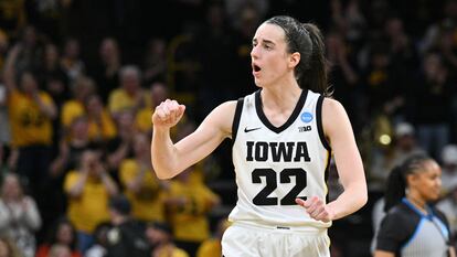 Caitlin Clark, durante un partido de marzo con su equipo de la Universidad de Iowa.