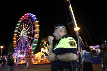 Un policía municipal de Collado Villalba habla por radio dentro del recinto ferial.