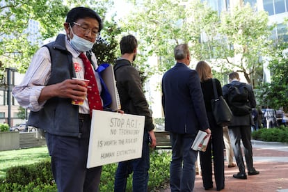 Curiosos y prensa hacen fila para entrar en los juzgados de Oakland, California, para seguir el juicio de OpenAI, el 29 de abril de 2026.