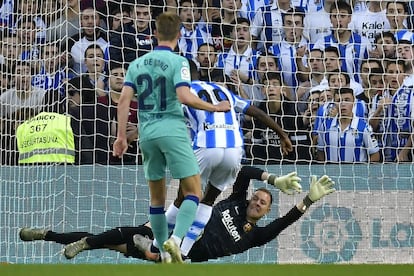  Isak (centro), marca el segundo gol de la Real Sociedad ante el Barcelona. 