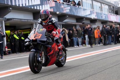 El piloto Marc Márquez, ya expiloto de Honda, se sube por primera vez a la Ducati en el Ricardo Tormo de Cheste (Valencia).