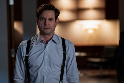 Henry Thomas interpreta a Henry Wingrave en 'La maldición de Bly Manor'.