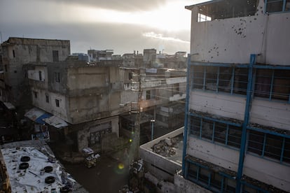One of the main streets of Ein el Hilweh, connected to one of the entryways to the camp. On the right side of the image, one of the UNRWA schools that was destroyed by armed factions.