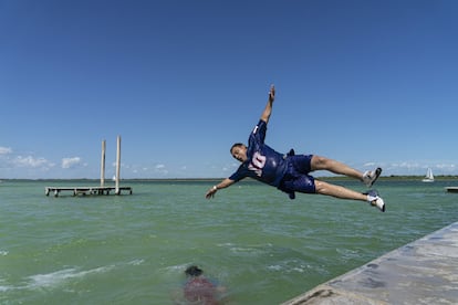 Un turista se avienta al agua en un balneario ejidal en la Laguna Bacalar, el 17 de mayo.