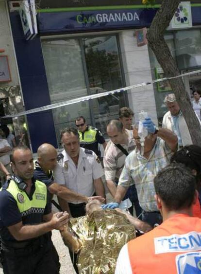 Un agente herido en el tiroteo, antes de ser trasladado al hospital.