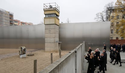 O chanceler alemã, Angela Merkel, coloca rosas no memorial do muro de Berlim em Bernauer Strasse, durante uma cerimônia que lembrou o 25º aniversário da queda do muro de Berlim (Alemanha), em 9 de novembro de 2014.