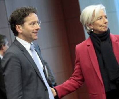 La directora del Fondo Monetario Internacional (FMI), la francesa Christine Lagarde, conversa con el presidente del Eurogrupo, el holandés Jeroen Dijsselbloem, durante la reunión de los ministros de Economía y Finanzas de la Unión Europea (Ecofin) en Bruselas, Bélgica, el 4 de marzo del 2013.