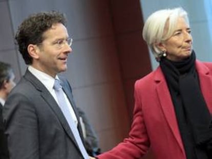 La directora del Fondo Monetario Internacional (FMI), la francesa Christine Lagarde, conversa con el presidente del Eurogrupo, el holandés Jeroen Dijsselbloem, durante la reunión de los ministros de Economía y Finanzas de la Unión Europea (Ecofin) en Bruselas, Bélgica, el 4 de marzo del 2013.