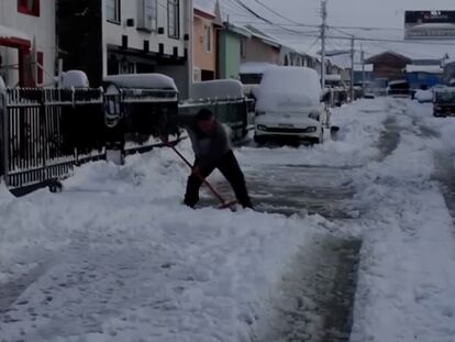 Las calles cubiertas de nieve en Punta Arenas, Chile, el 27 de junio 2024.