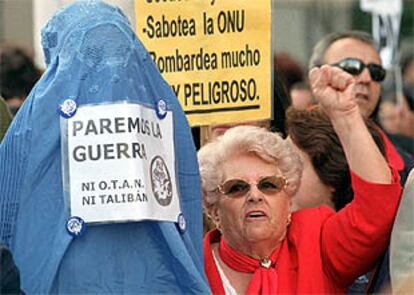 Una escena de la manifestacin en Madrid contra los bombardeos en Afganistn y los atentados en EE UU el 11 de septiembre.