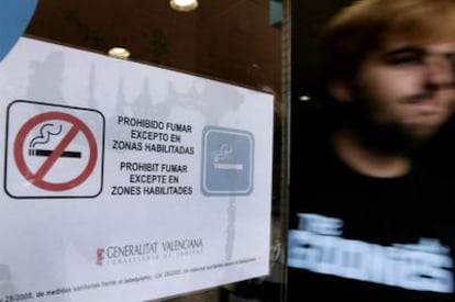 Un local valenciano informa de que tiene zona para fumadores.